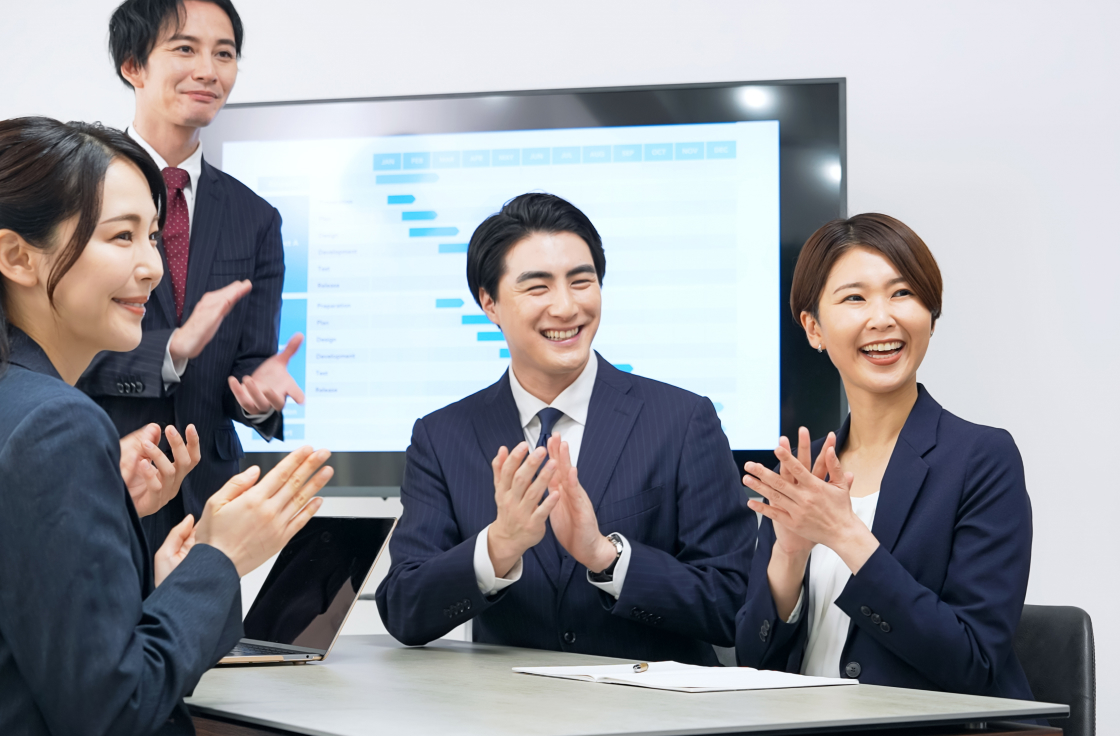 アワードで表彰される社員のイメージ