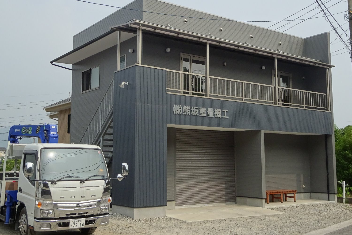 株式会社熊坂重量機工のロゴ