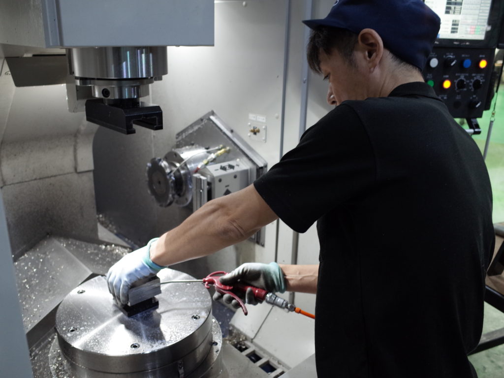 有限会社メタルテクノササキのロゴ