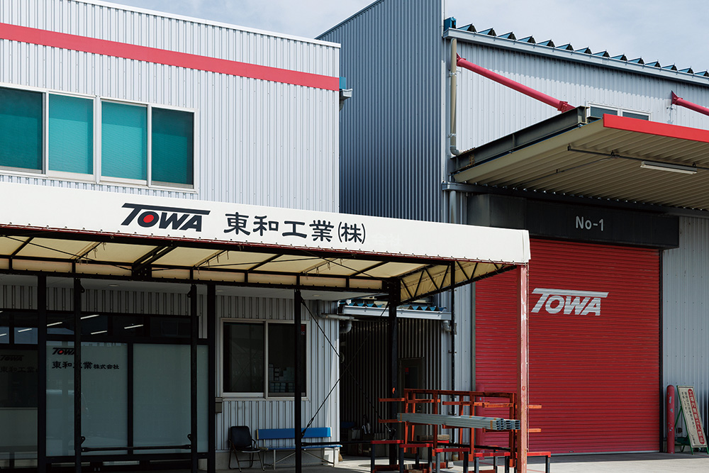 東和工業株式会社のロゴ