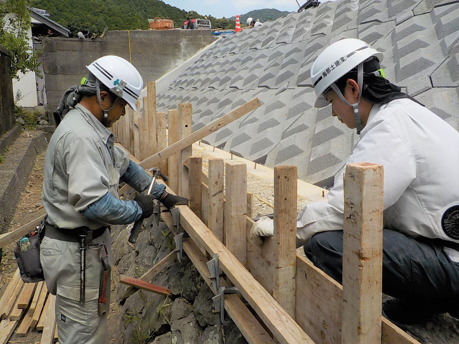 海部土建協業組合のロゴ