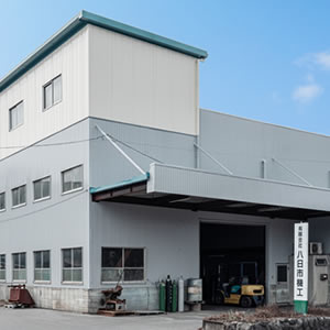 有限会社八日市機工のロゴ